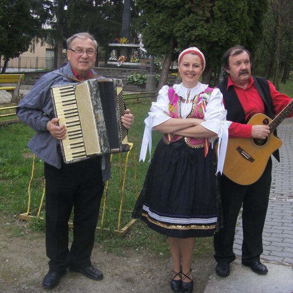 V plnej paráde na svadbe v Nitrianskej Strede (21.4.2012)